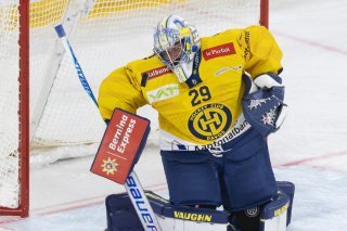 Sandro Aeschlimann n'a encaissé qu'un but face à Bienne, effectuant 31 arrêts au total KEYSTONE/PETER KLAUNZER
